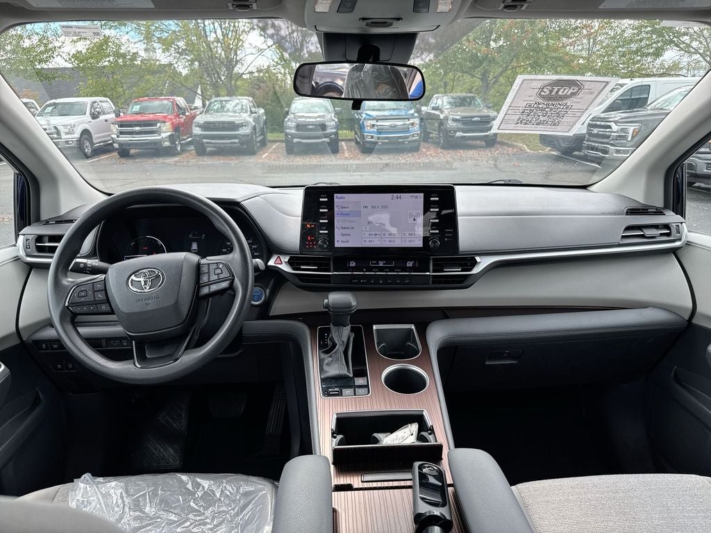 2024 Toyota Sienna LE