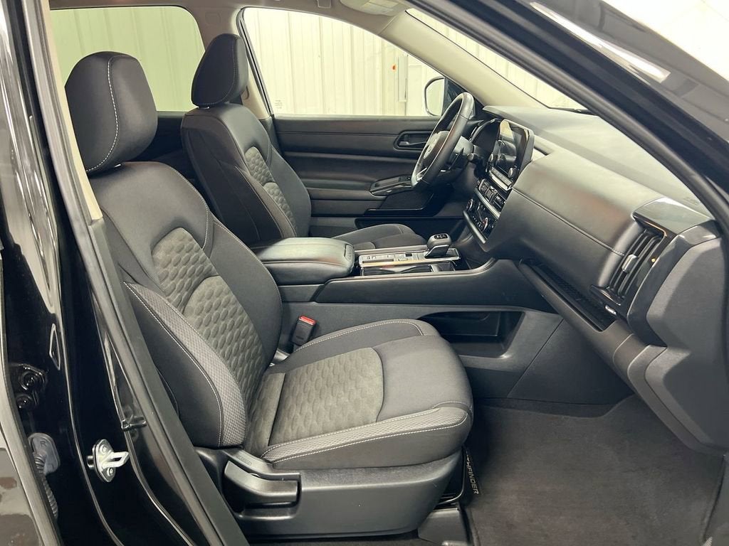 2023 Nissan Pathfinder SV