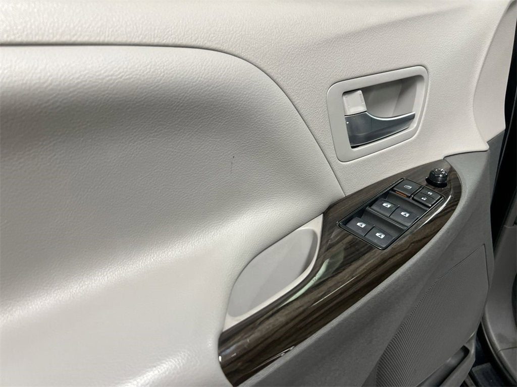 2018 Toyota Sienna XLE Auto Access Seat