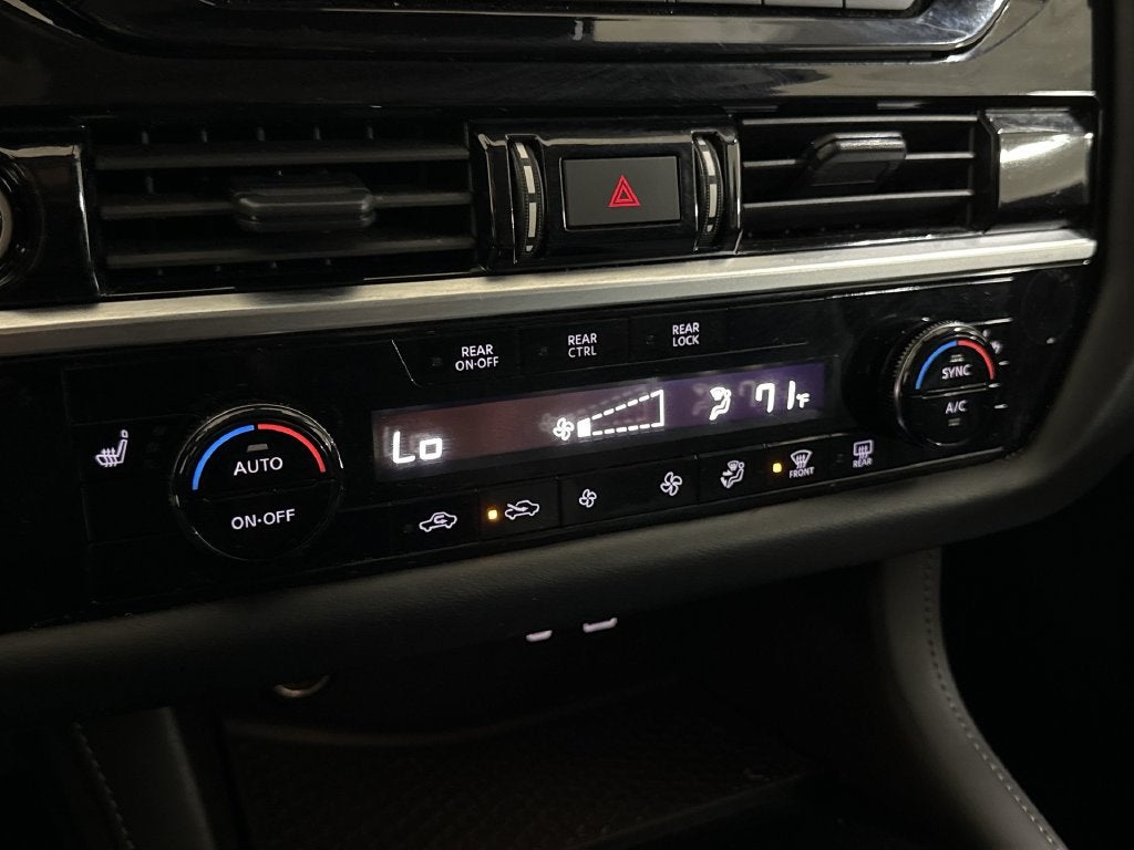 2024 Nissan Pathfinder SV