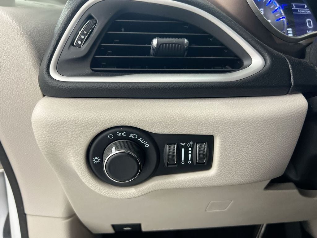 2023 Chrysler Voyager LX