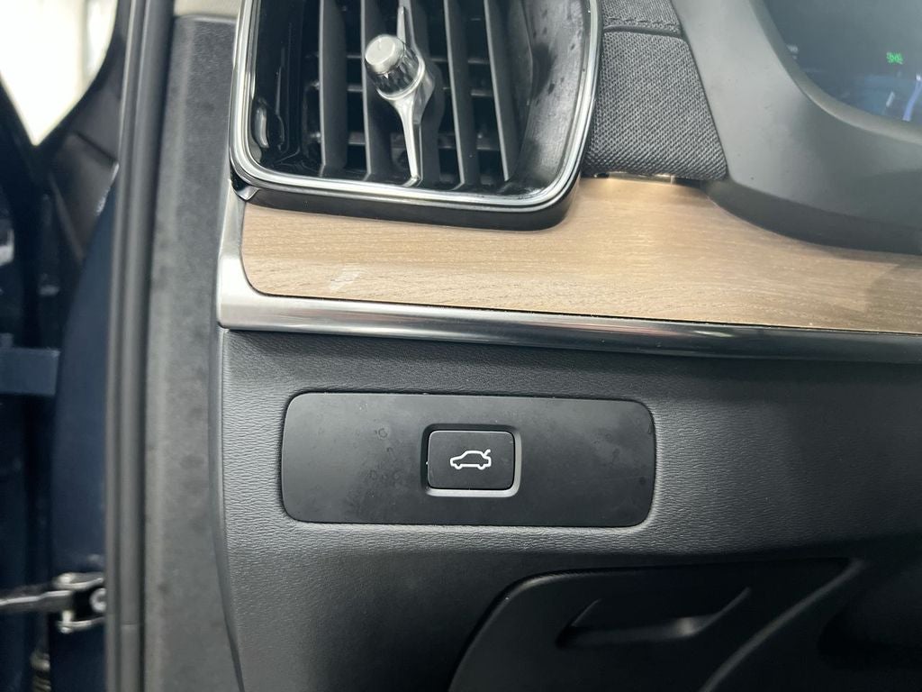 2025 Volvo XC90 B5 Core