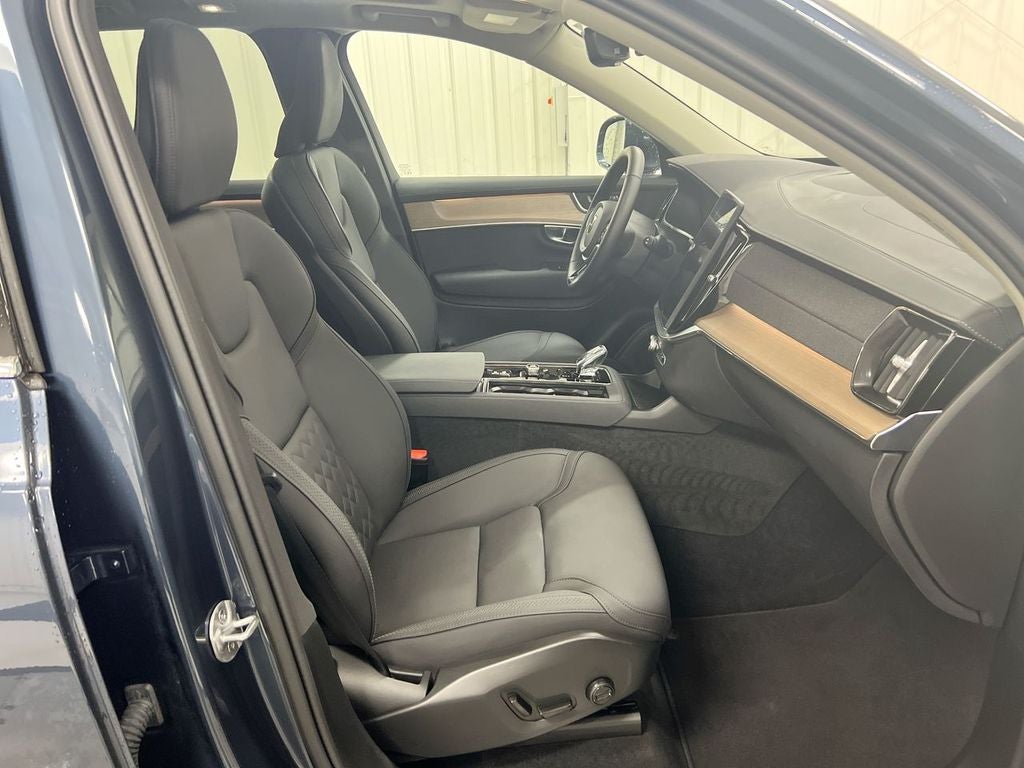 2025 Volvo XC90 B5 Core
