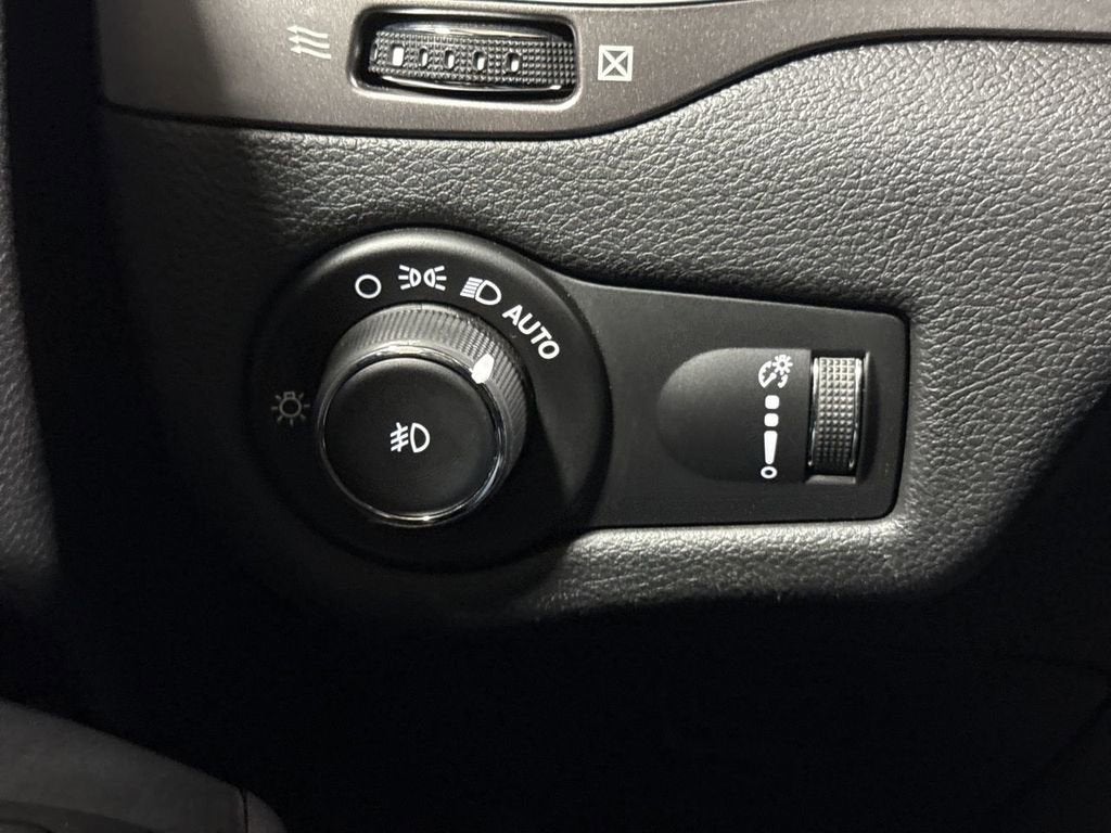 2019 Jeep CHEROKEE Base