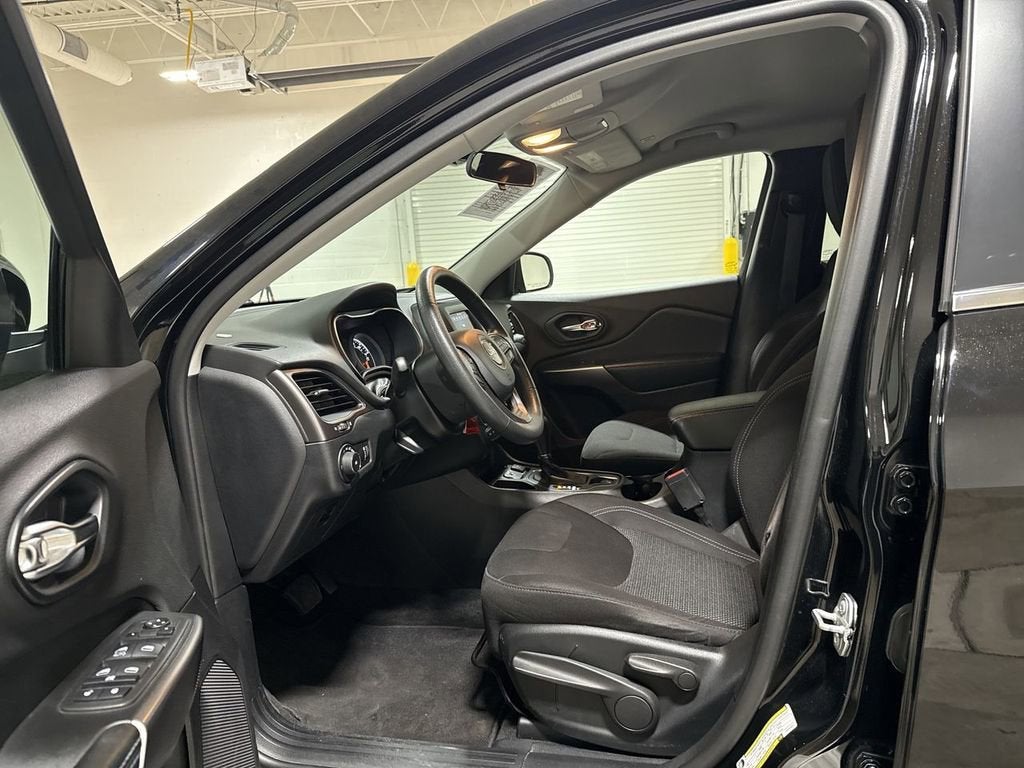 2019 Jeep CHEROKEE Base