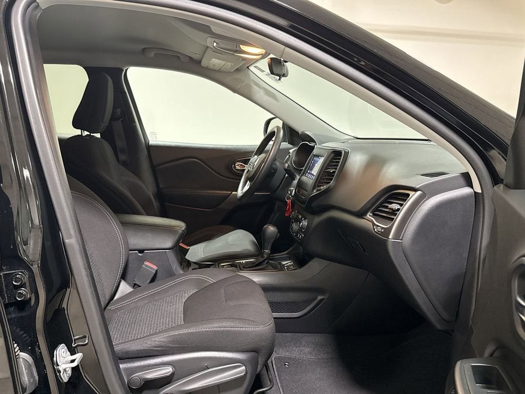 2019 Jeep CHEROKEE Base