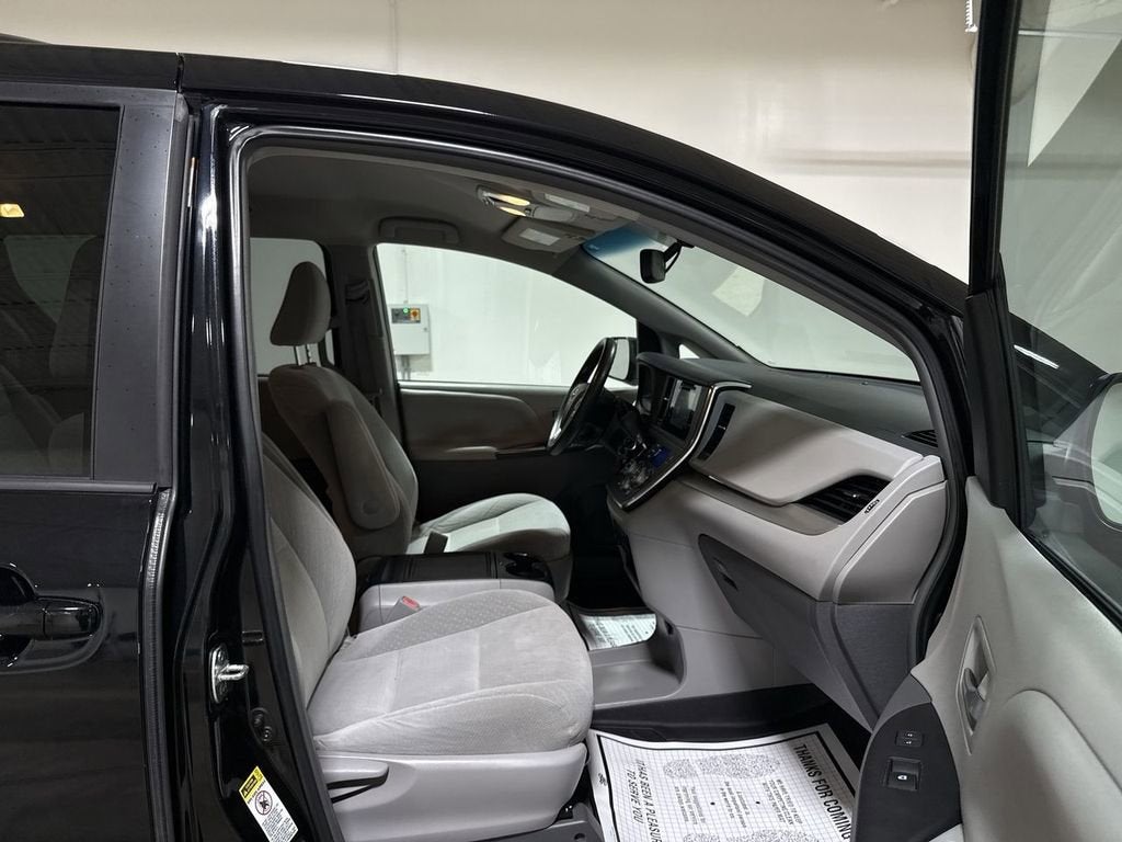2015 Toyota Sienna LE AAS