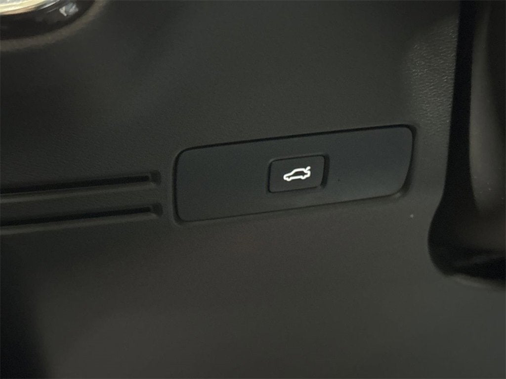 2024 Volvo XC40 Plus Bright Theme