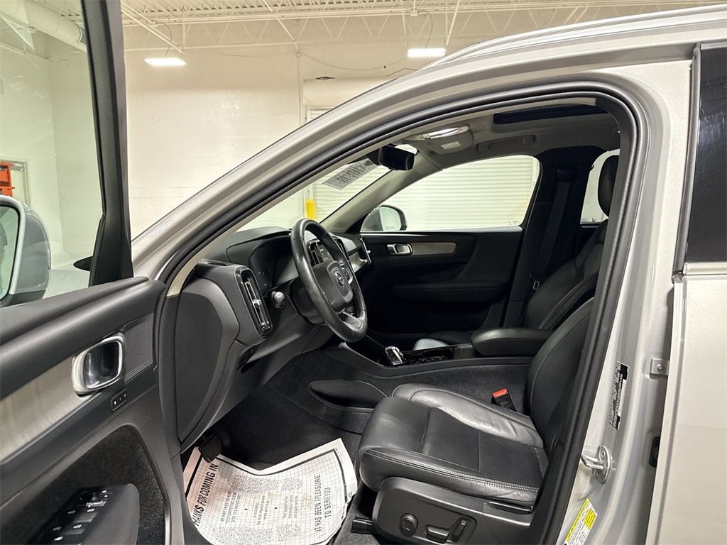 2024 Volvo XC40 Plus Bright Theme