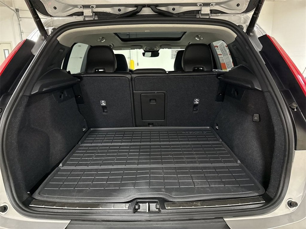 2024 Volvo XC40 Plus Bright Theme