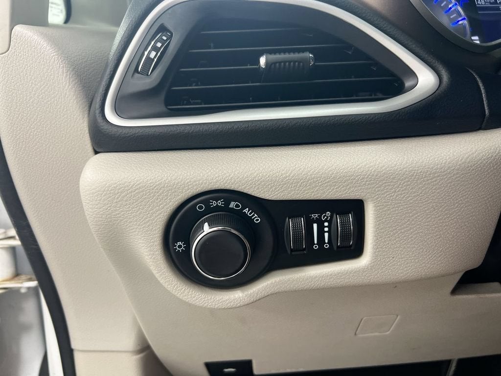 2023 Chrysler Voyager LX