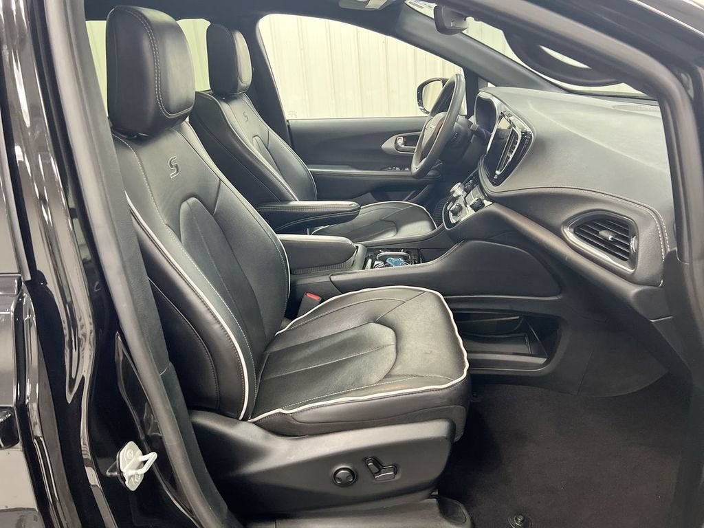 2025 Chrysler PACIFICA Base