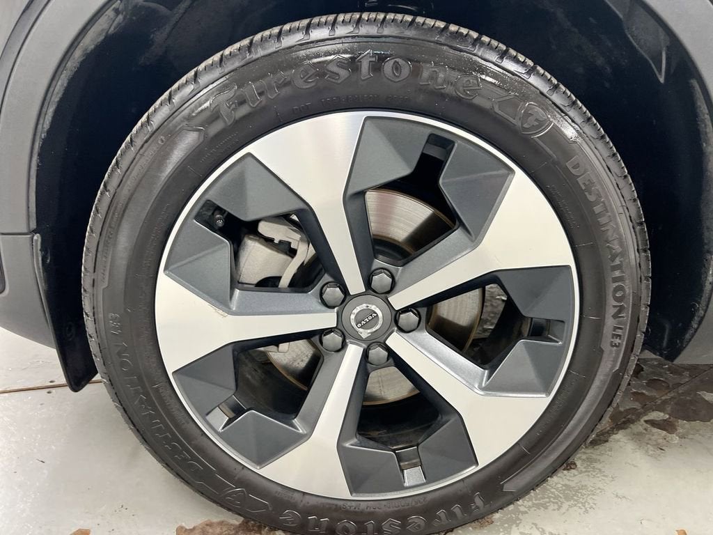 2024 Volvo XC40 Plus Dark Theme