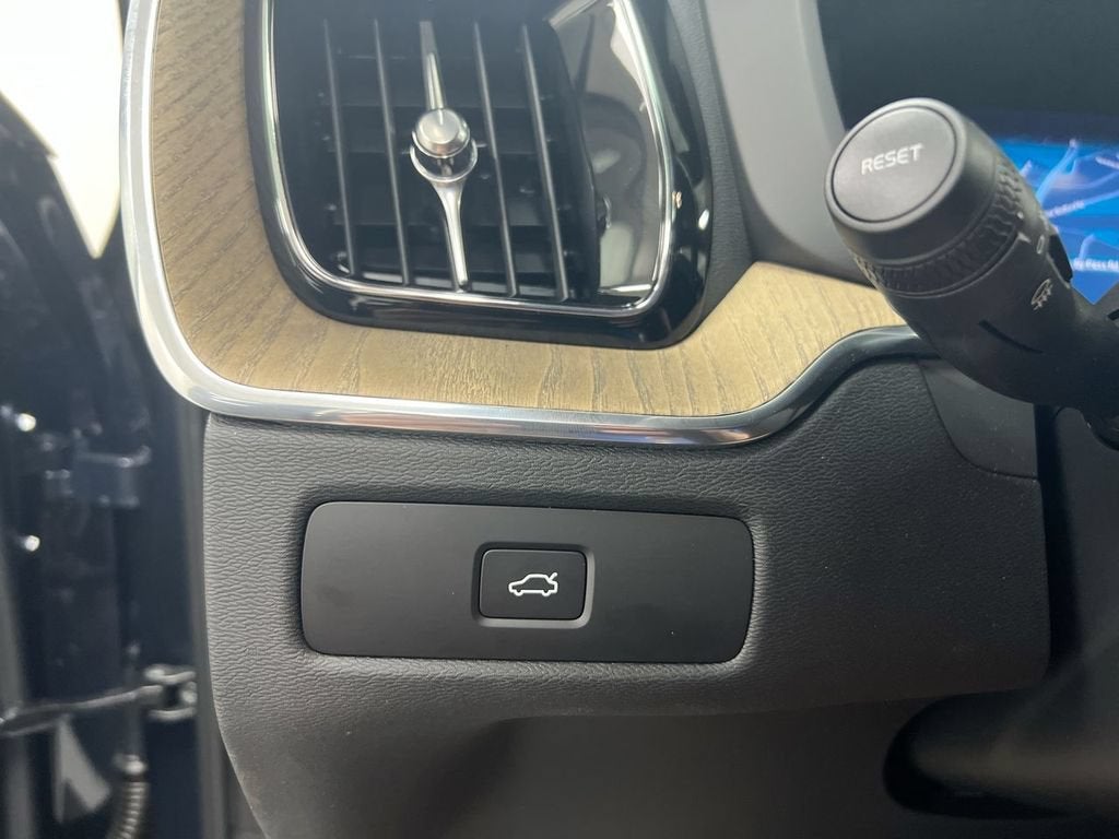 2026 Volvo XC60 Plus