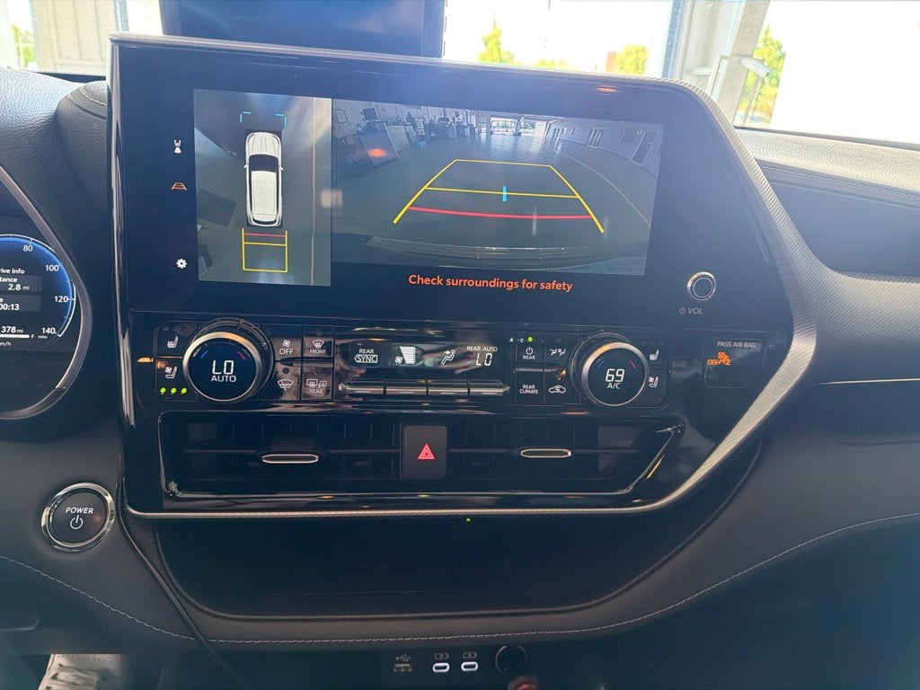 2023 Toyota Highlander Hybrid Platinum