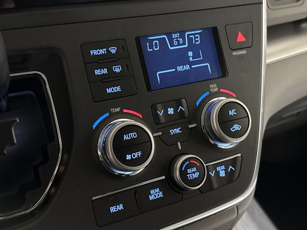 2017 Toyota Sienna LE Auto Access Seat