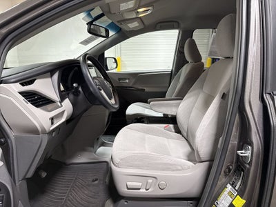 2017 Toyota Sienna LE Auto Access Seat