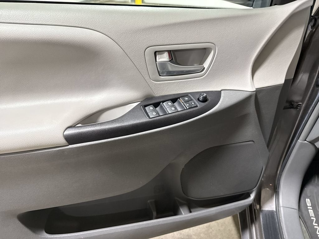 2017 Toyota Sienna LE Auto Access Seat