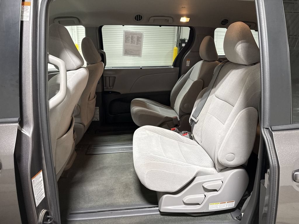 2017 Toyota Sienna LE Auto Access Seat