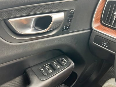 2023 Volvo XC60 Plus Bright Theme