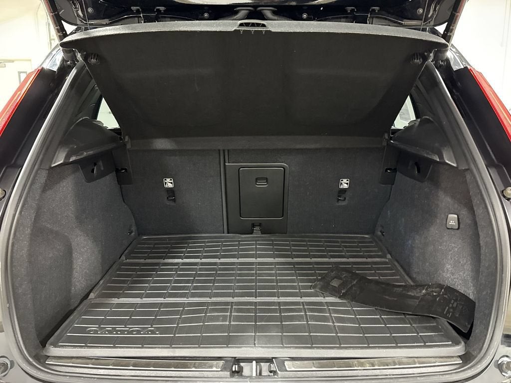 2023 Volvo XC40 Plus Bright Theme